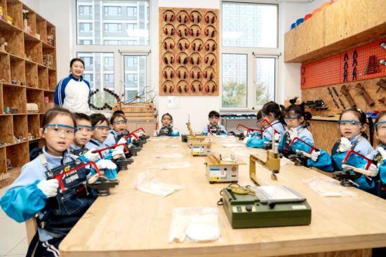 凈月高新區(qū)幼兒園小朋友在創(chuàng)客教室開展手工實(shí)踐學(xué)習(xí) 凈月高新區(qū)幼兒園小朋友在創(chuàng)客教室開展手工實(shí)踐學(xué)習(xí)